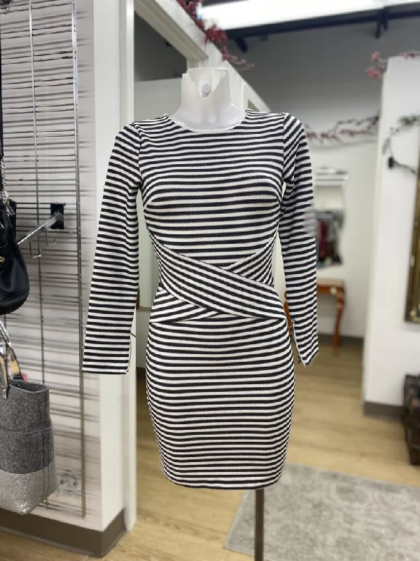 Dynamite zipper detail dress XS Tunics Polka dots