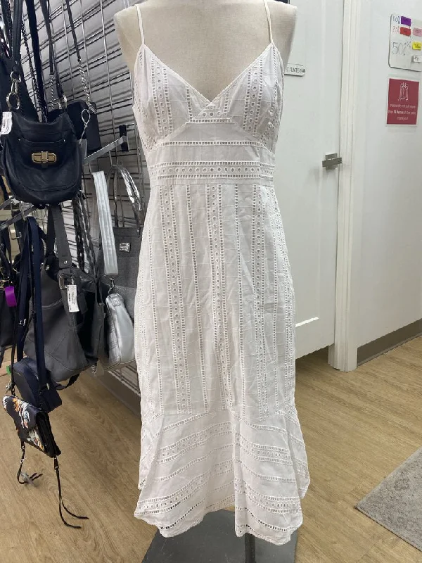 Banana Republic eyelet dress 8 Square Neckline Feminine