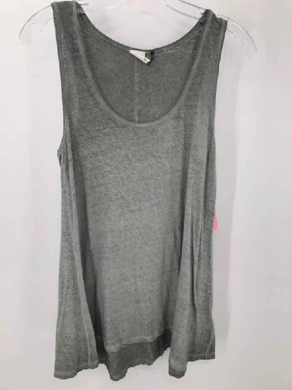 Pre-Owned Akemi + Kin Green Size Medium Tank Top charcoal tank top